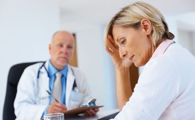امرأة تظهر عليها علامات الثآليل الشرجية التناسلية أثناء زيارة الطبيب